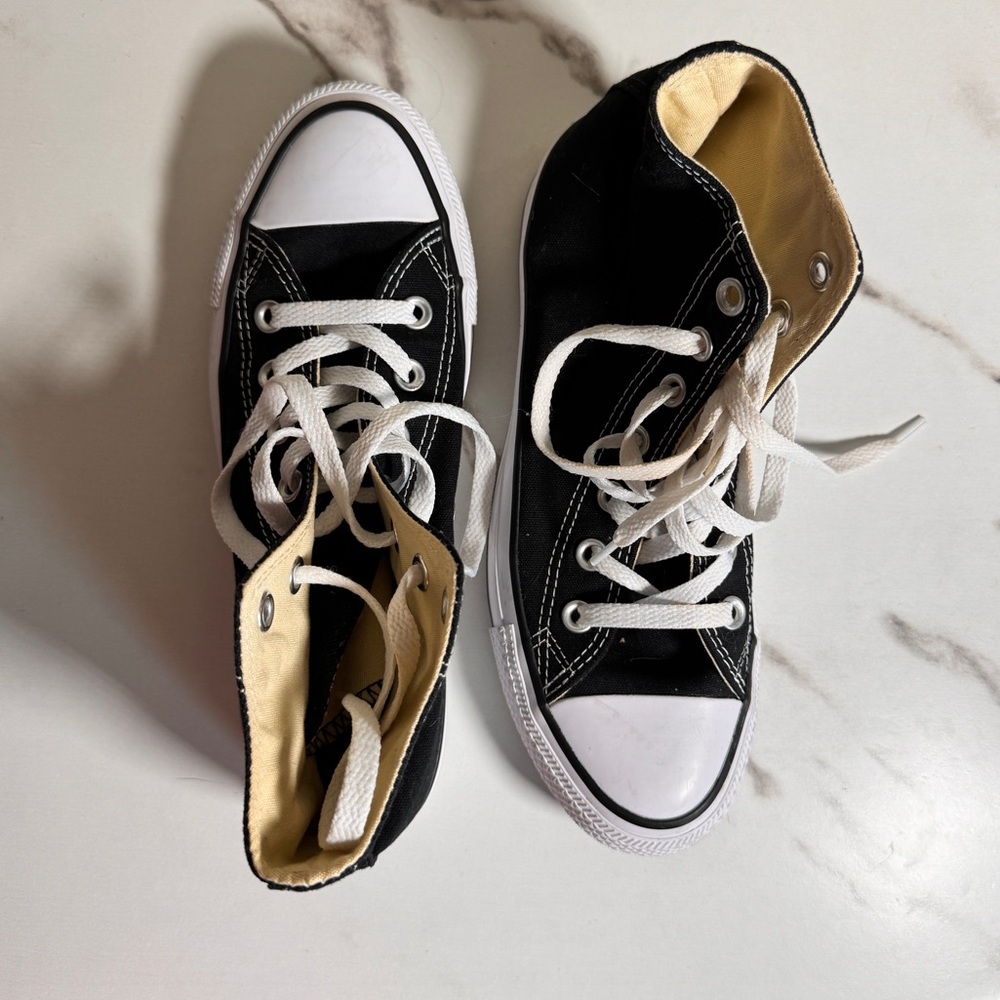 classic black & white converse - W/7 M/5